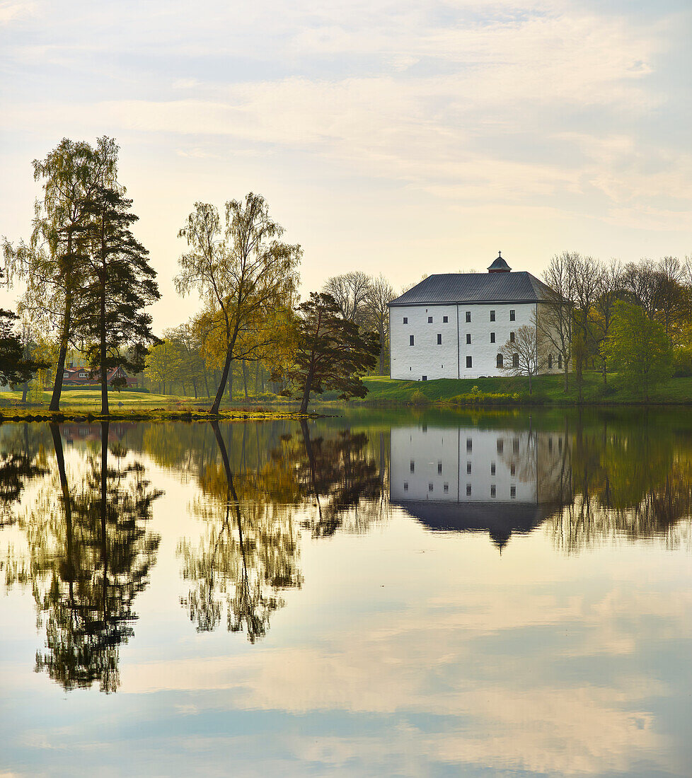 Altbau mit Spiegelung im See