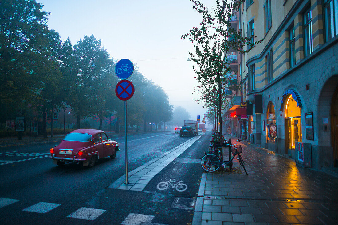 Ruhige Straße in einer Stadt bei Regen