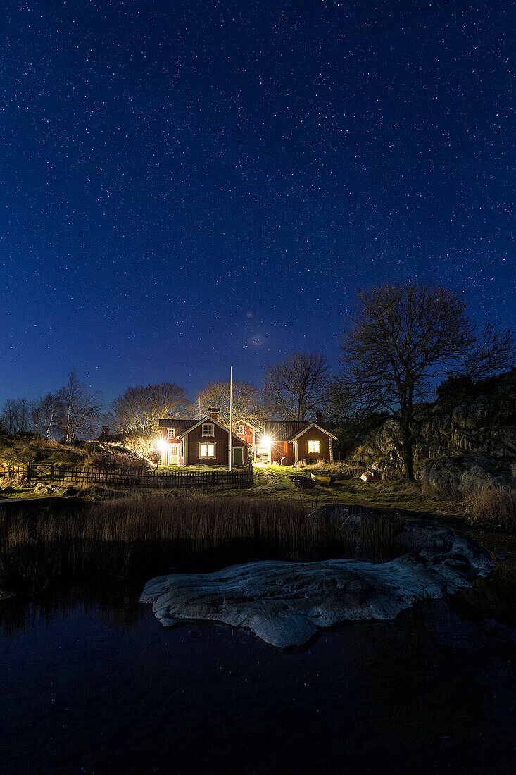 Holzhäuser bei Nacht