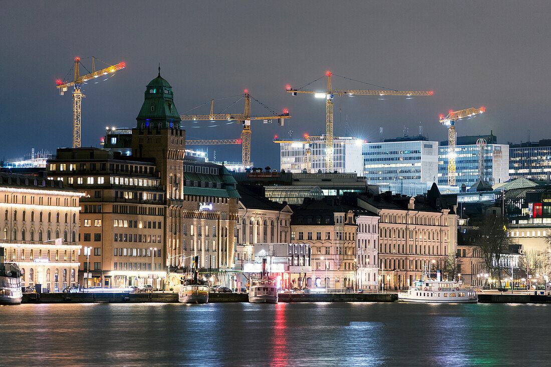 Gebäude, die sich im Wasser spiegeln