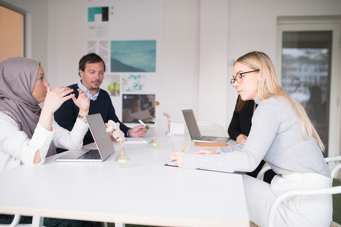 Geschäftsleute im Gespräch im Büro