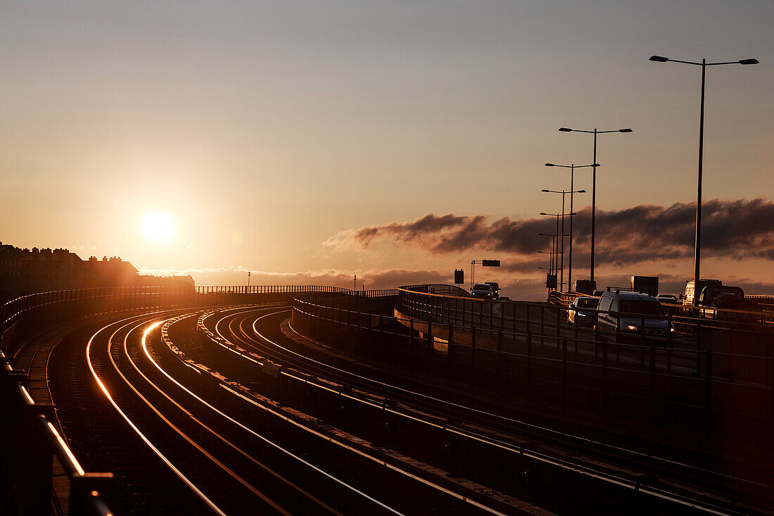 Bahngleise bei Sonnenuntergang