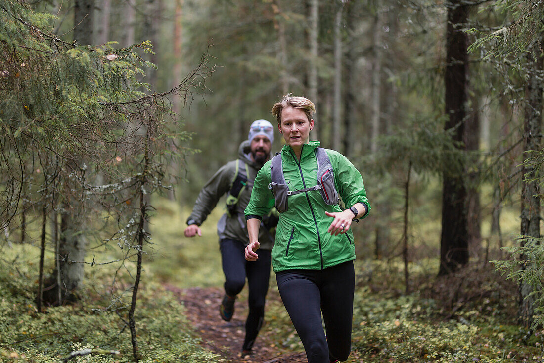 Mann und Frau beim Laufen im Wald