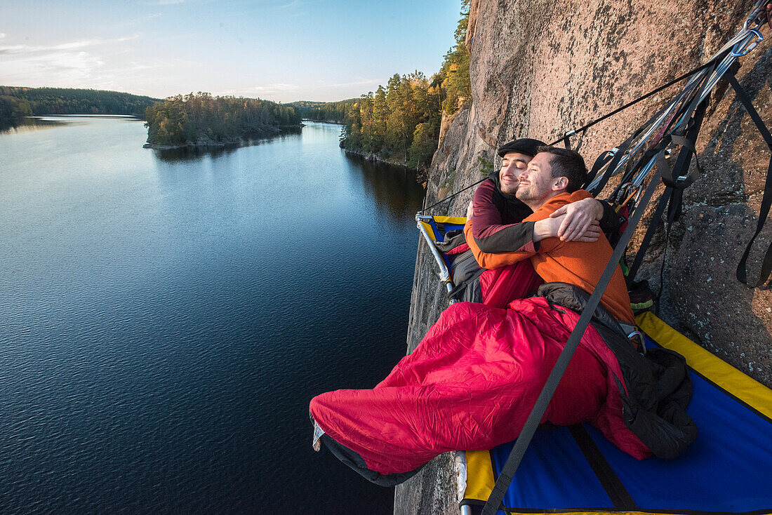 Zwei Wanderer ruhen sich in einer Portaledge aus