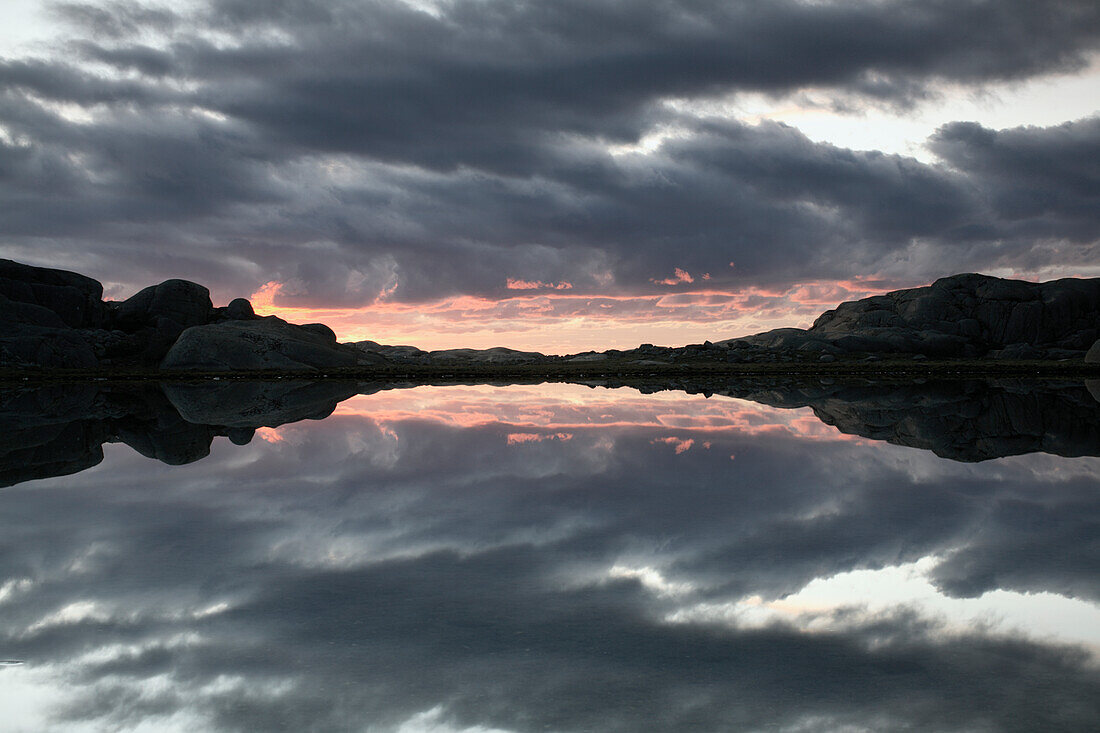 Wolken spiegeln sich im See