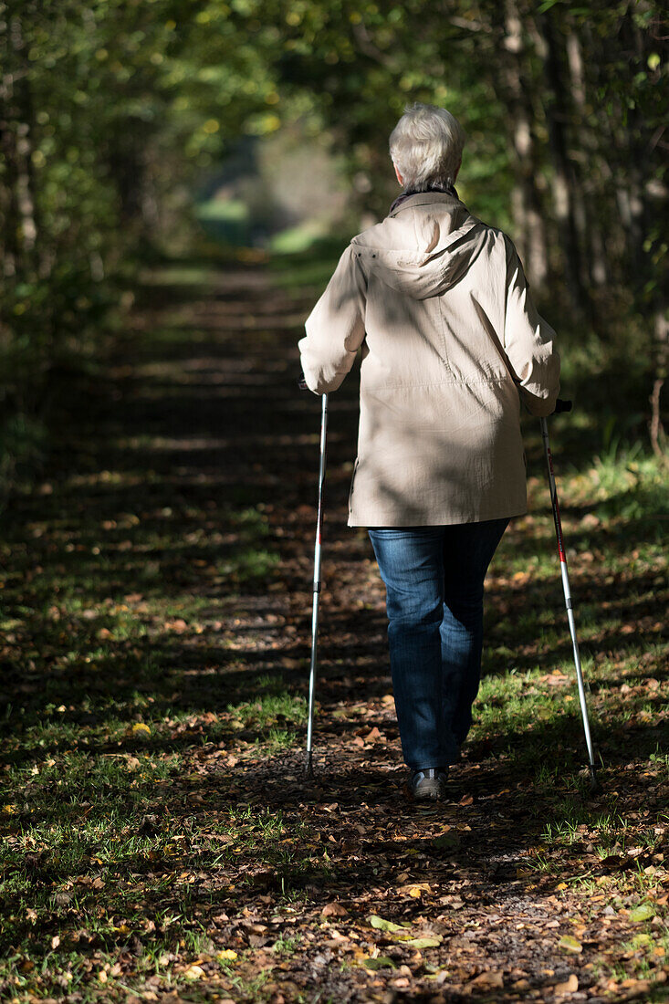 Frau beim Nordic Walking