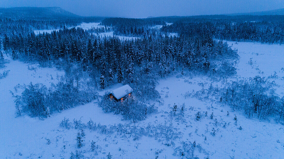 Kleines Häuschen im Schnee