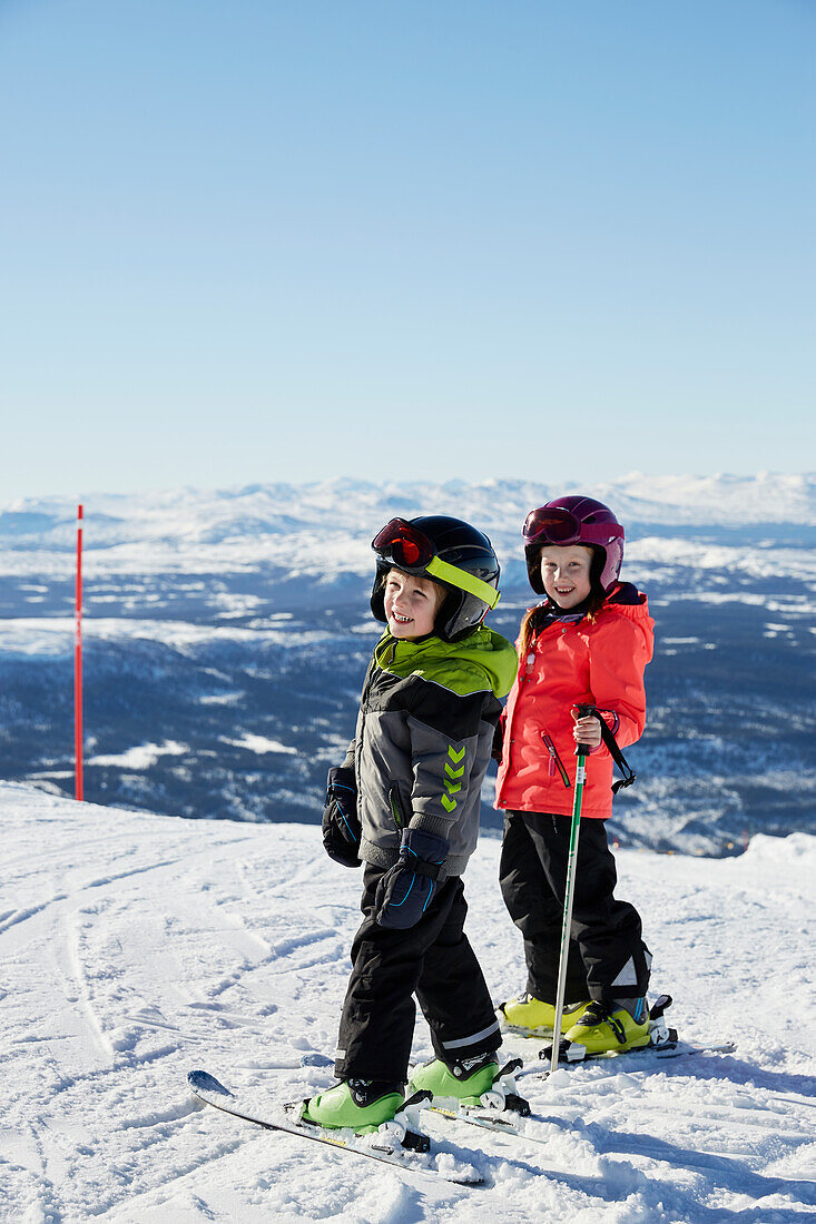 Jungen fahren Ski