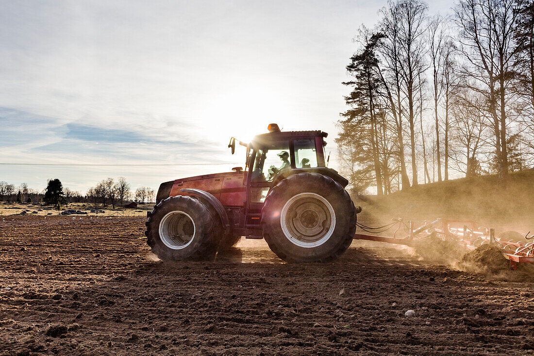 Traktor pflügt Feld