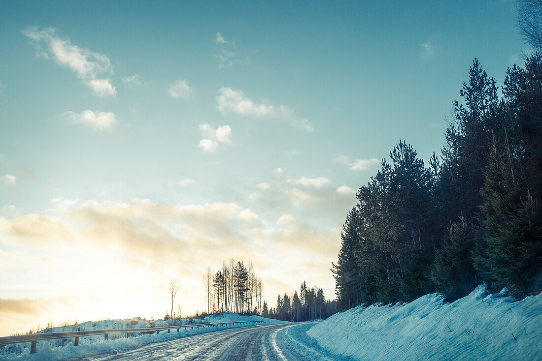 Landstraße im Winter