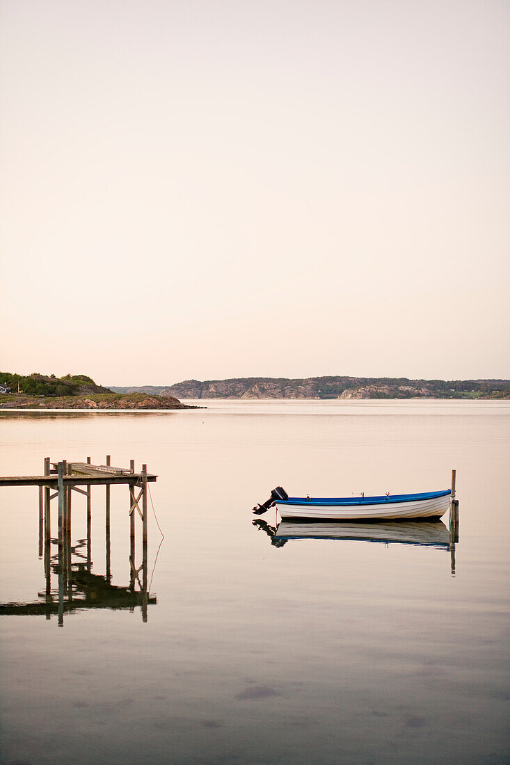 Motorboot am Bootssteg