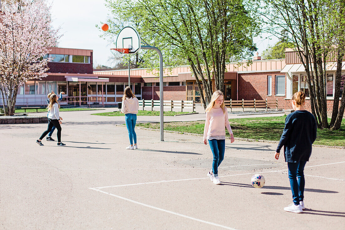 Kinder auf dem Schulhof