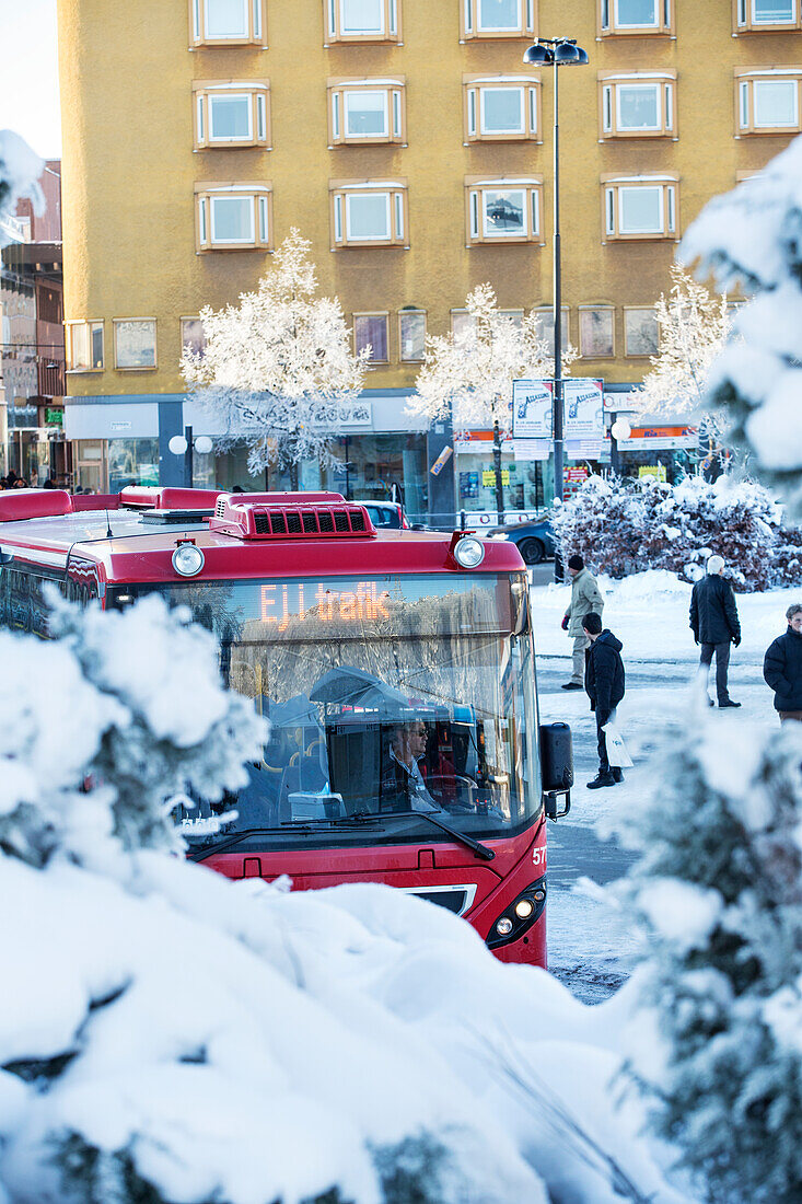 Bus auf Stadtstraße im Winter