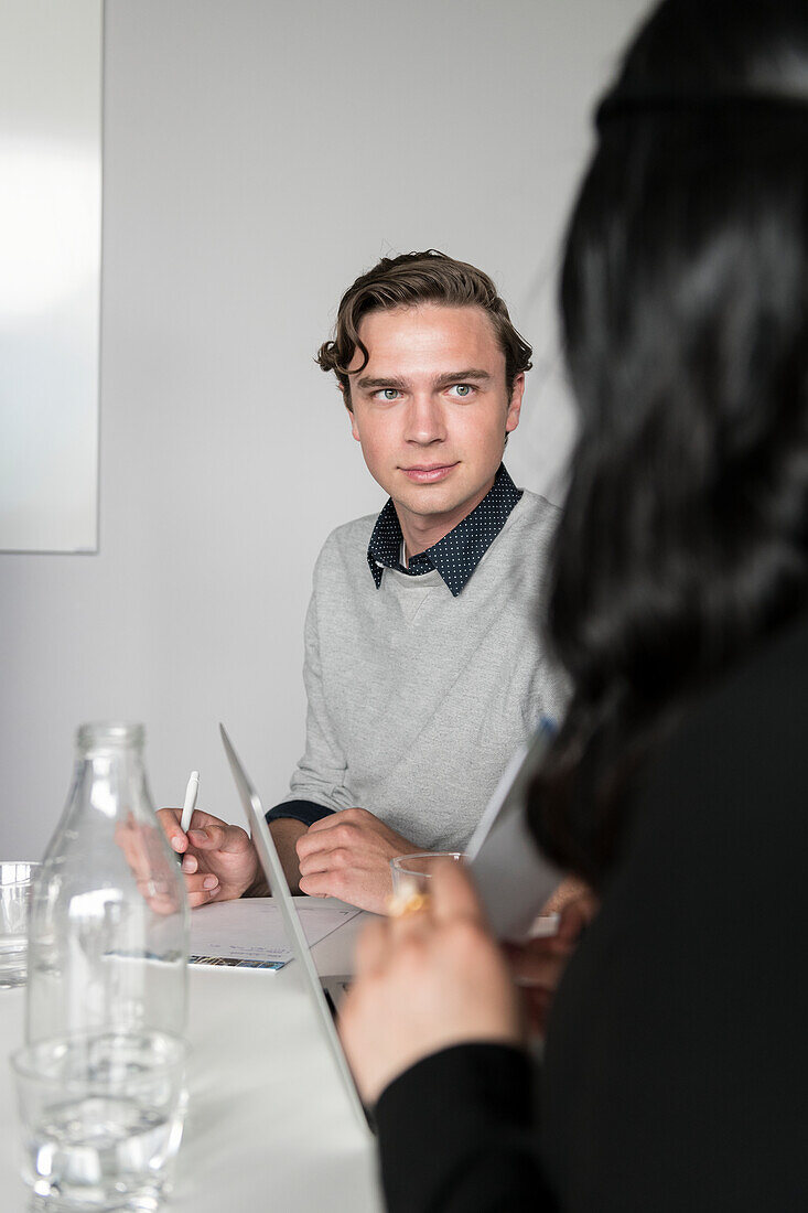 Menschen bei Geschäftstreffen