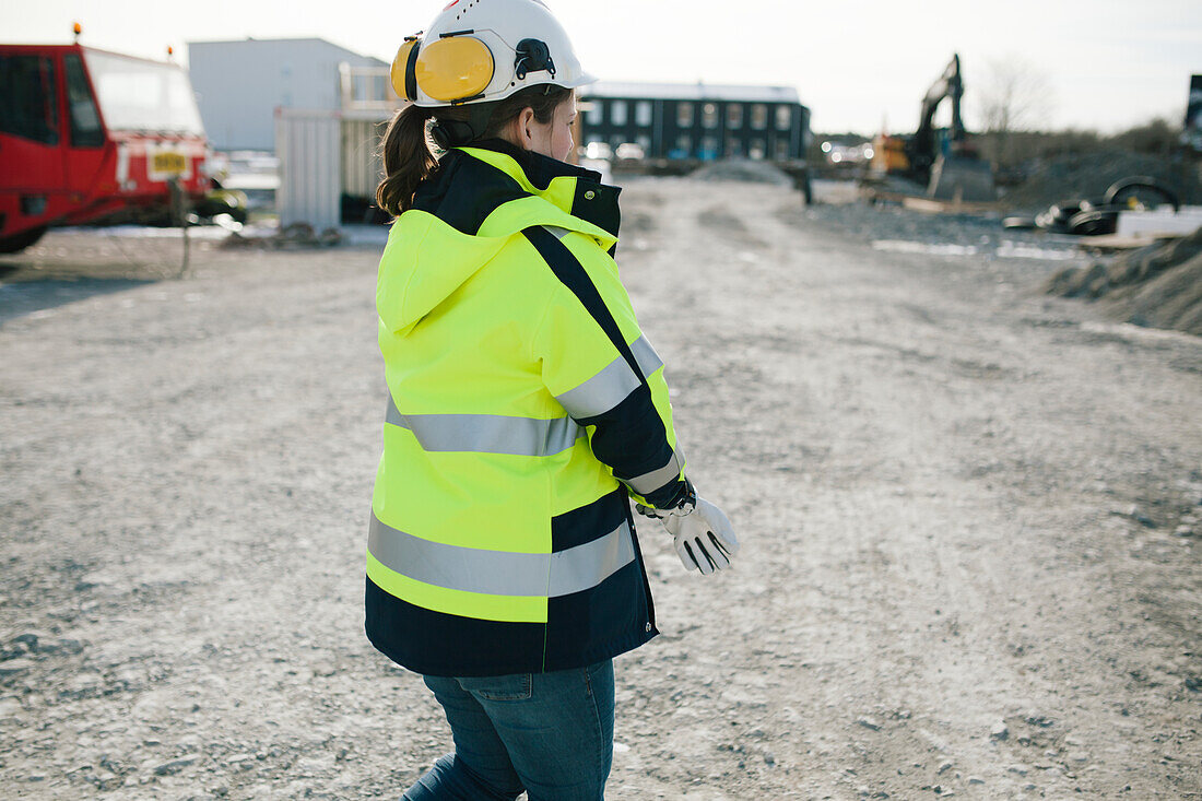 Bauarbeiterin auf einer Baustelle