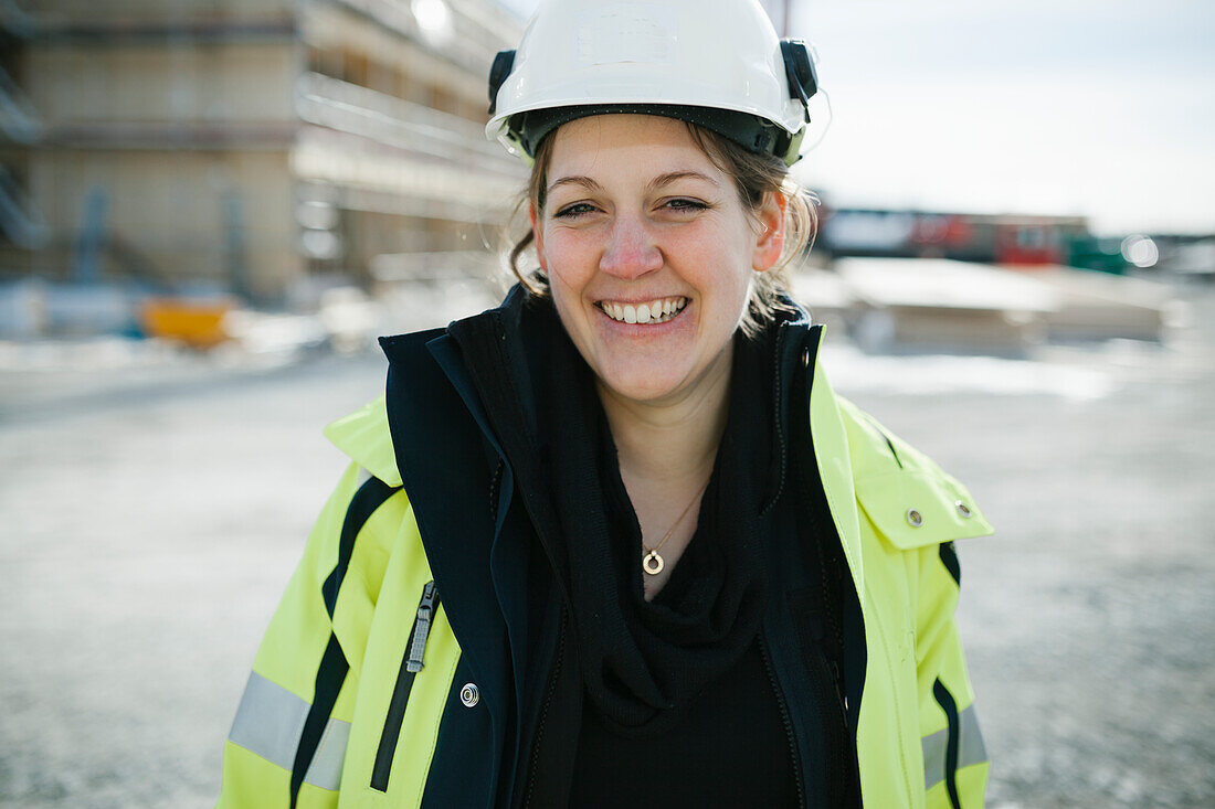 Bauarbeiterin auf einer Baustelle