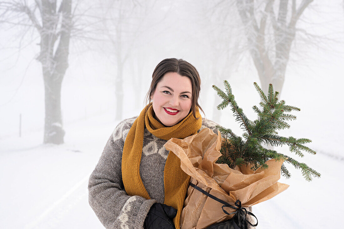 Frau mit getöpfertem Tannenbaum