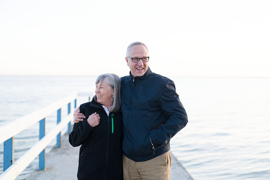 Älteres Paar am Meer