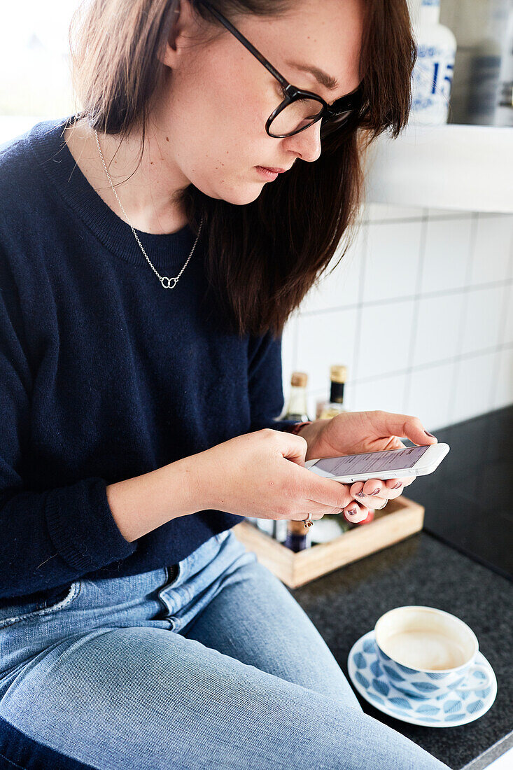 Junge Frau telefoniert mit Smartphone