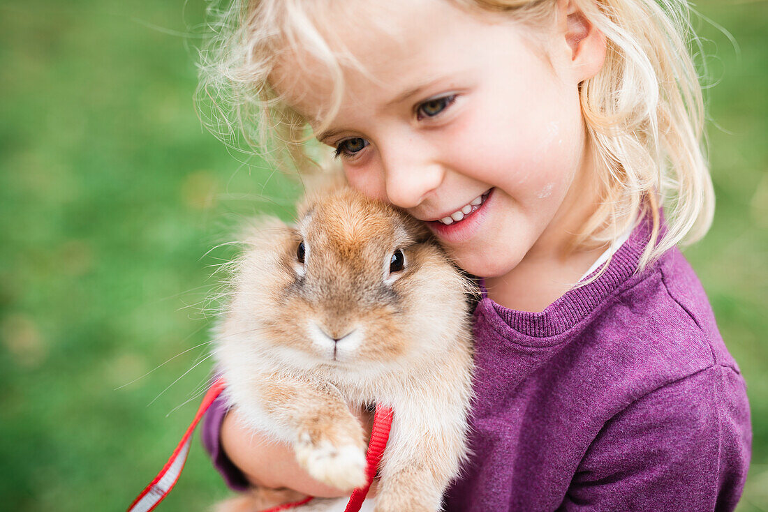 Mädchen mit Kaninchen