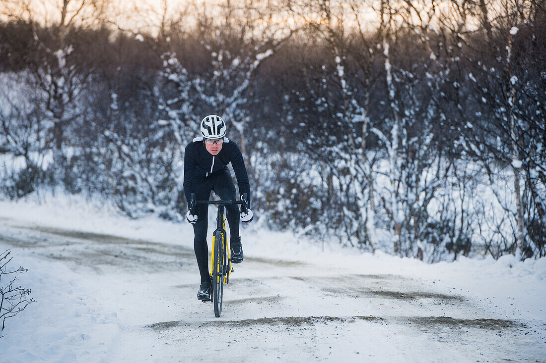 Mann radelt im Winter