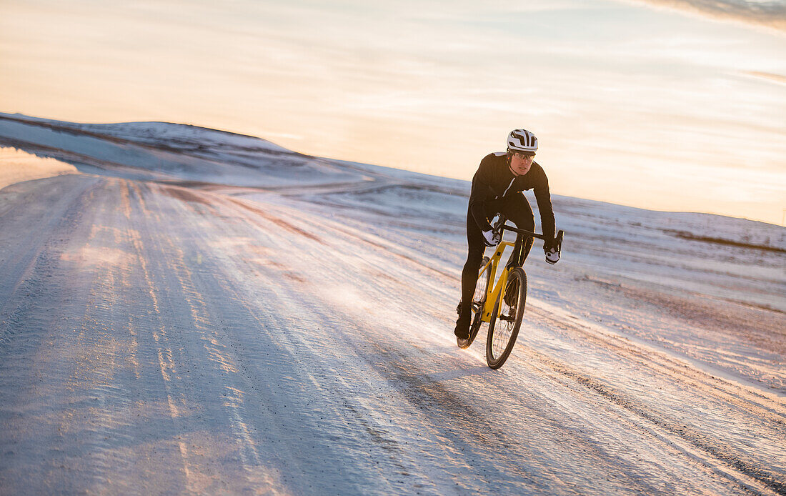 Mann radelt im Winter