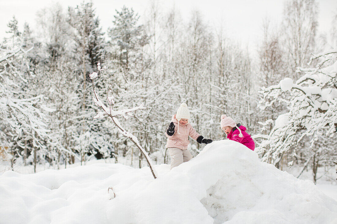 Mädchen spielen im Winter