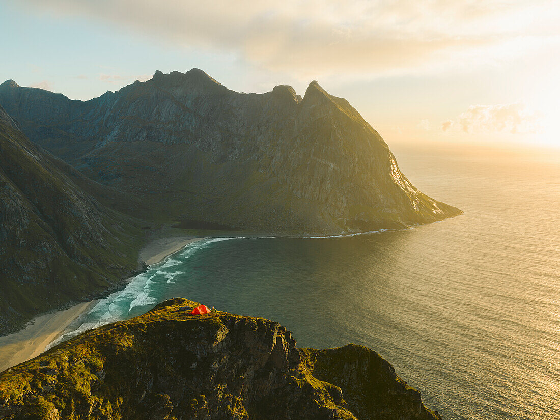 Zelt auf der Spitze einer Klippe