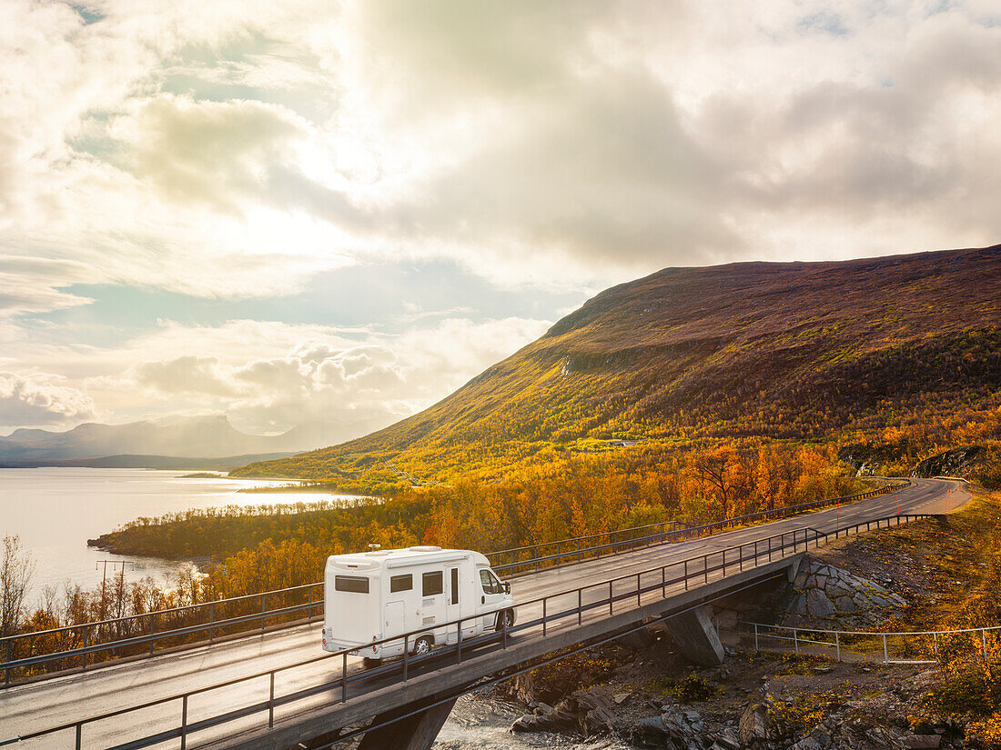 Auto in Berglandschaft