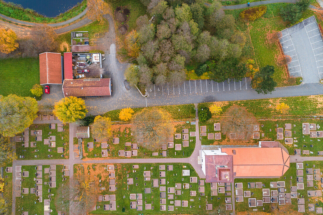 Luftaufnahme von Kirche und Friedhof