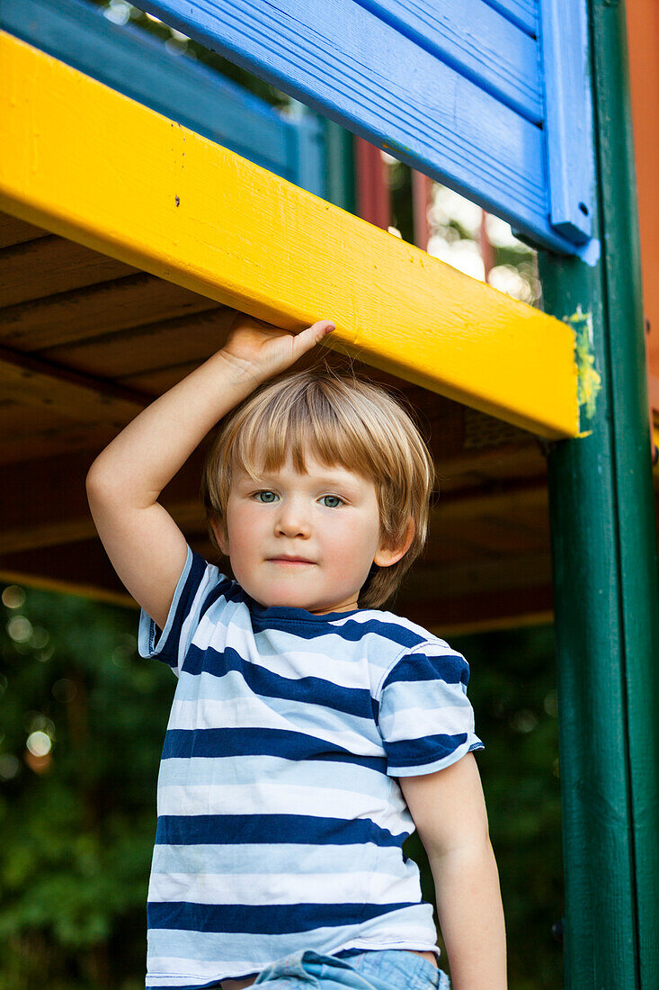 Junge auf Spielplatz