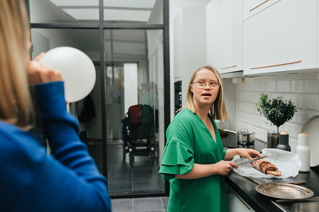 Teenager-Mädchen in der Küche