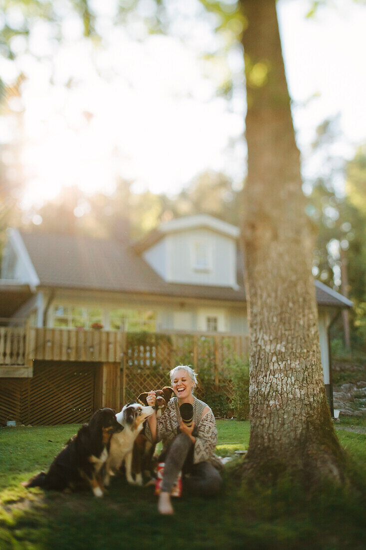 Glückliche Frau mit Hunden