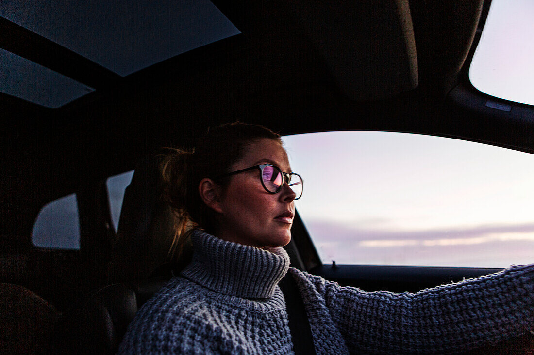 Frau am Steuer eines Autos