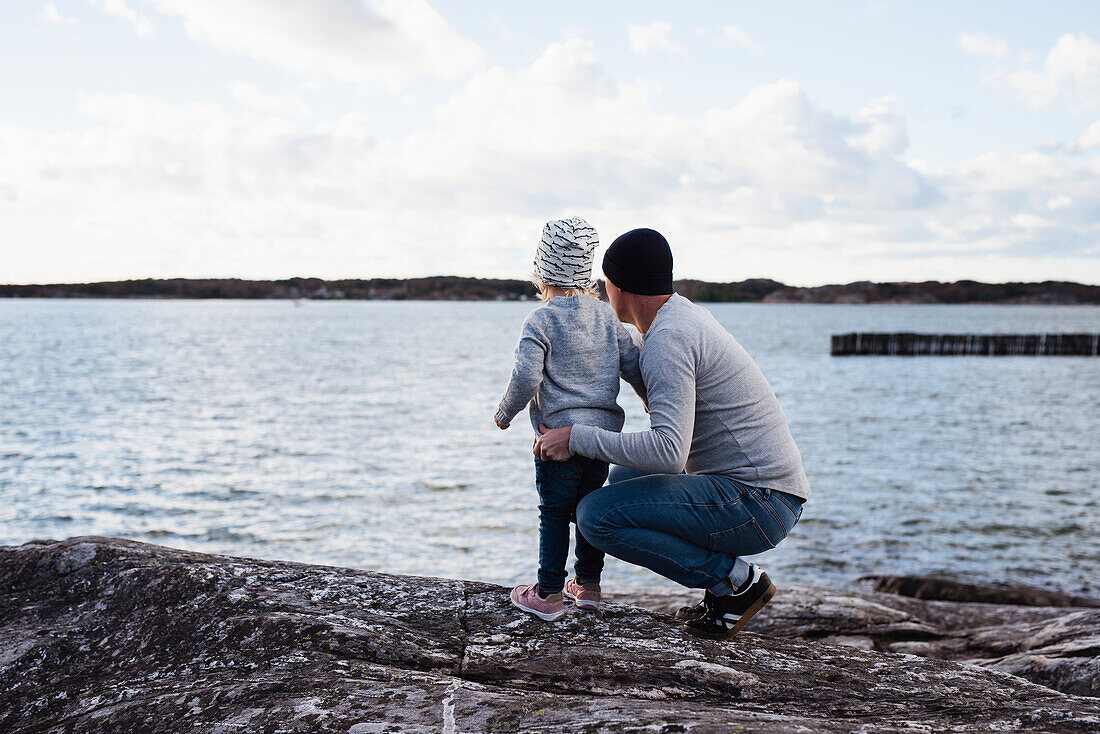 Vater mit Tochter am Meer