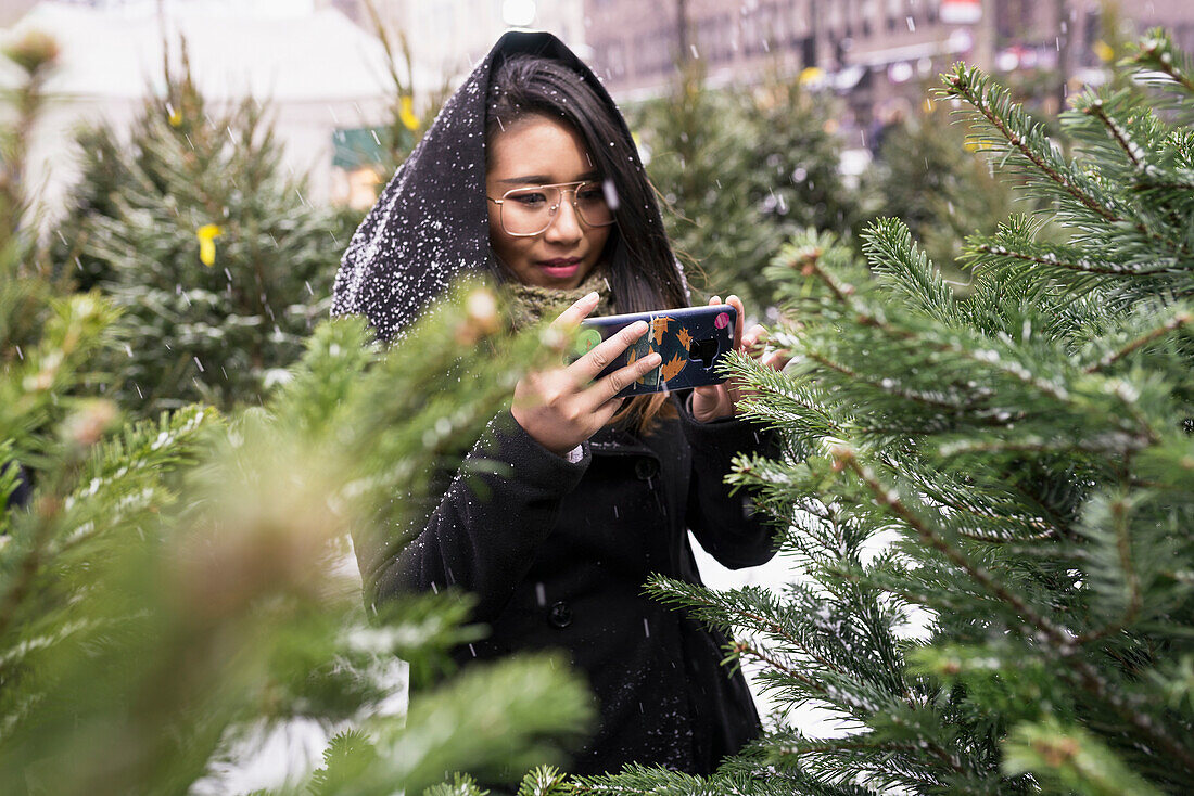 Frau fotografiert mit ihrem Handy