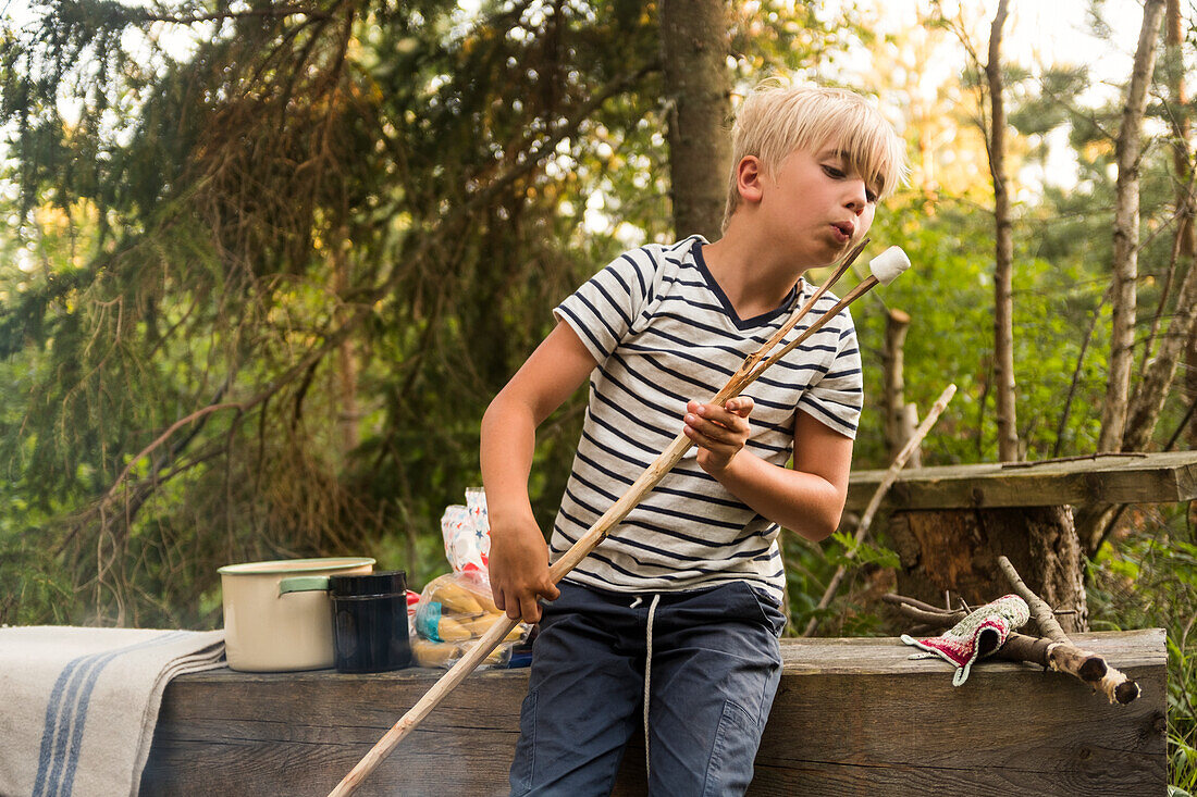 Junge pustet auf Marshmallow