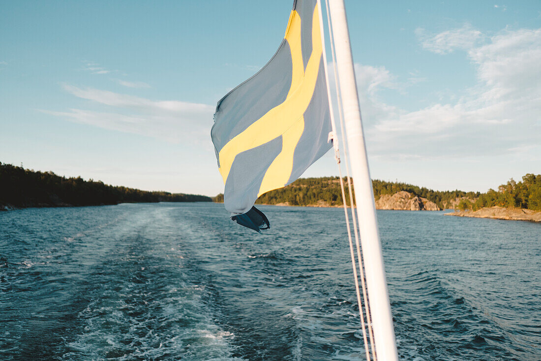 Schwedische Flagge auf einem Boot