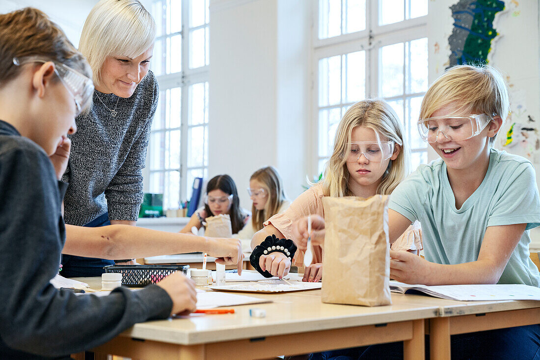 Kinder mit Lehrer im Klassenzimmer