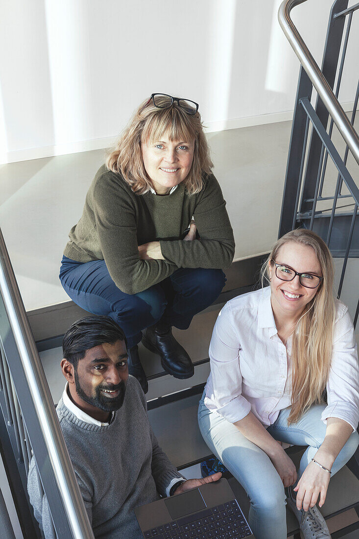 Coworkerssittingon stairs