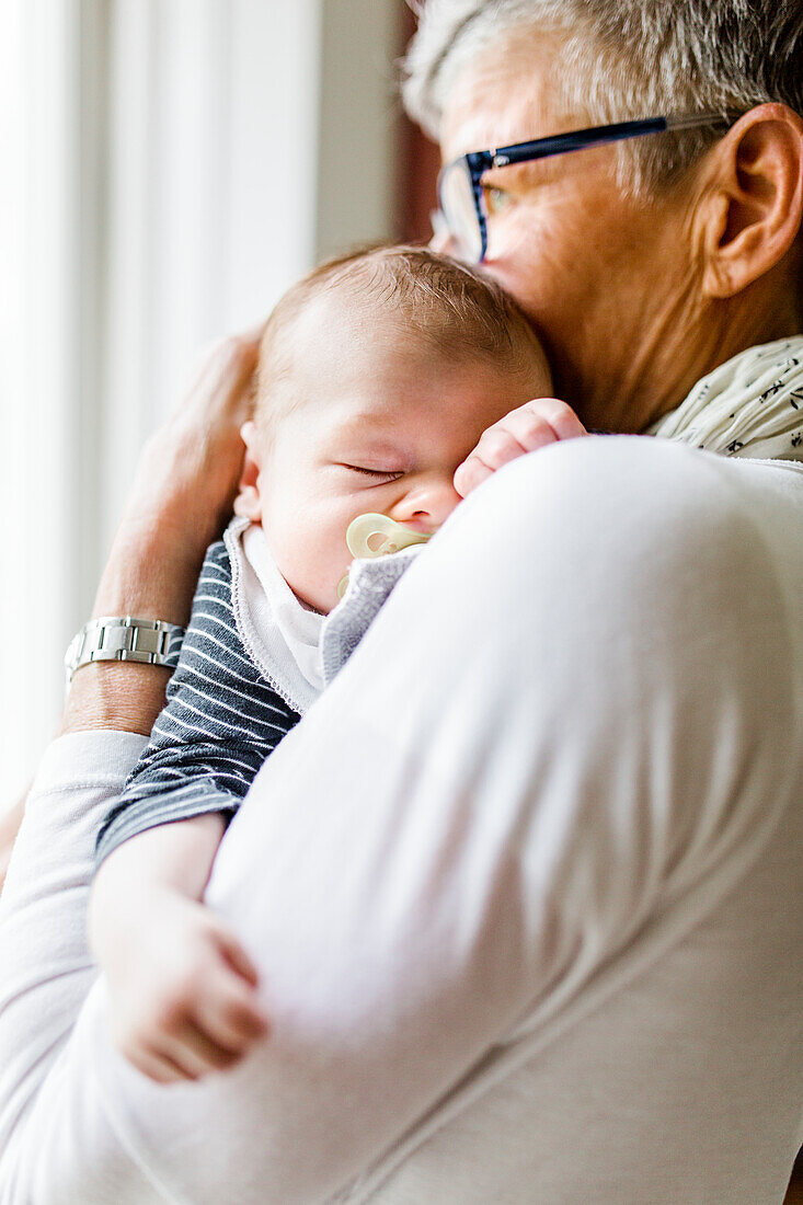 Großvater mit Baby