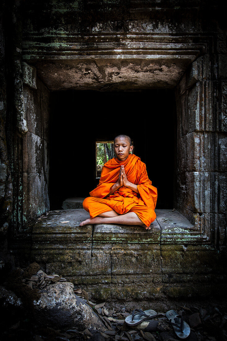 Novizenmönch beim Meditieren