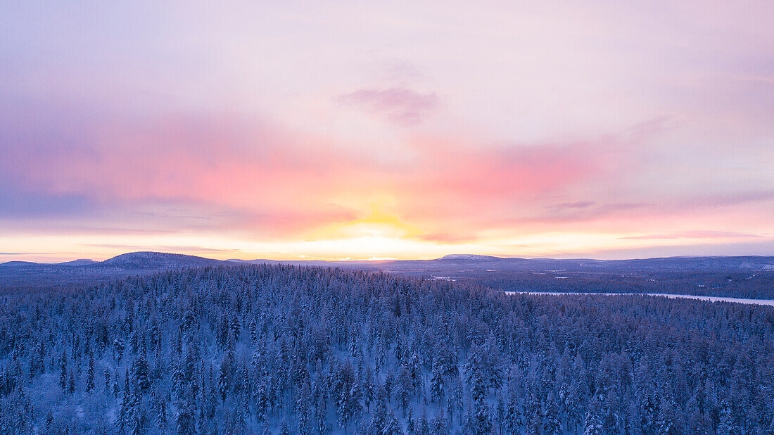 Winterlandschaft bei Sonnenuntergang