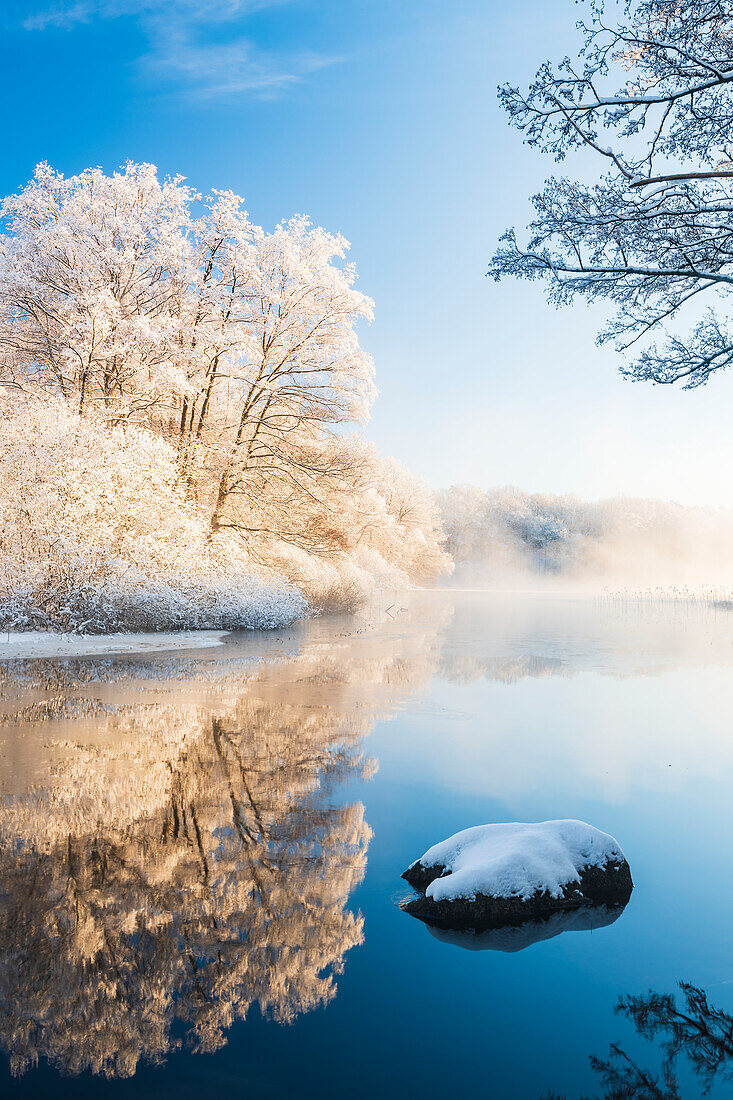 Fluss im Winter