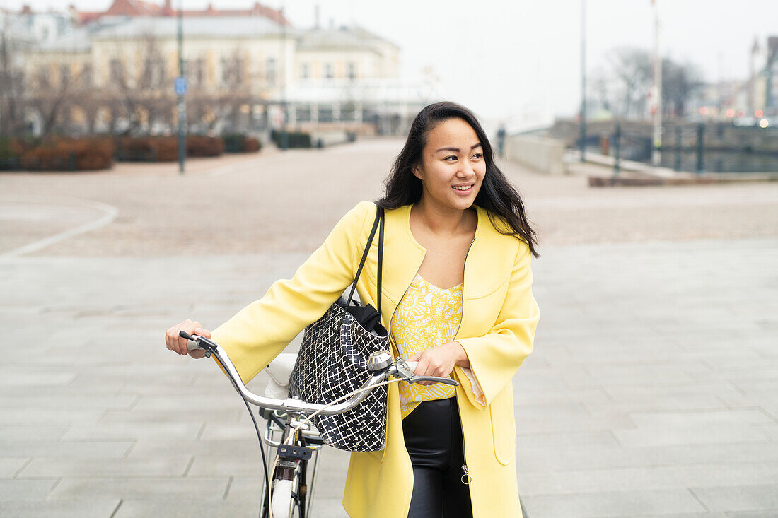 Frau mit Fahrrad