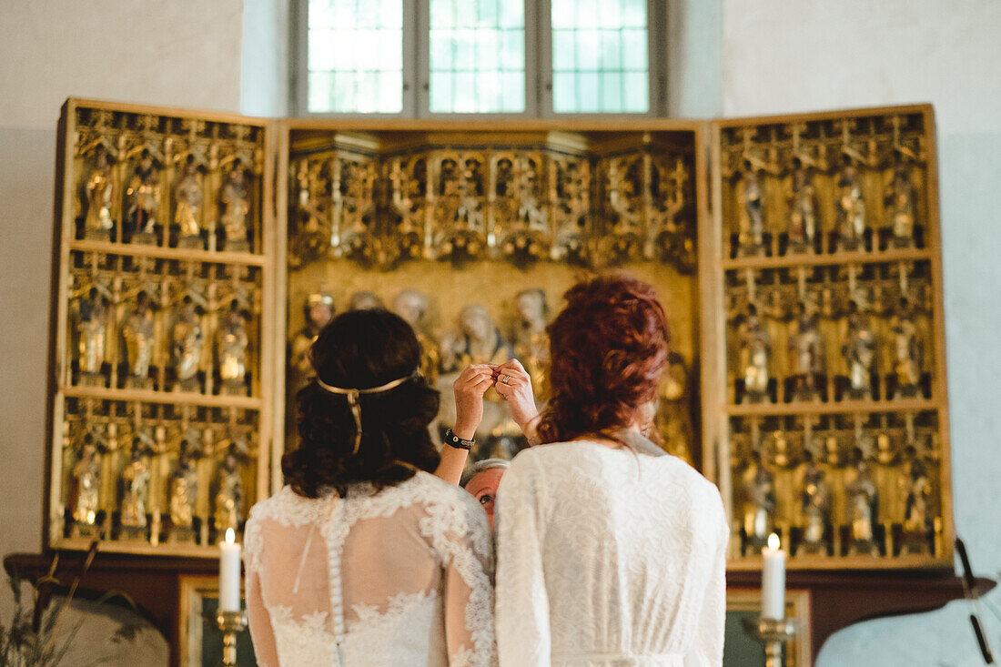 Bräute bei der Hochzeitszeremonie
