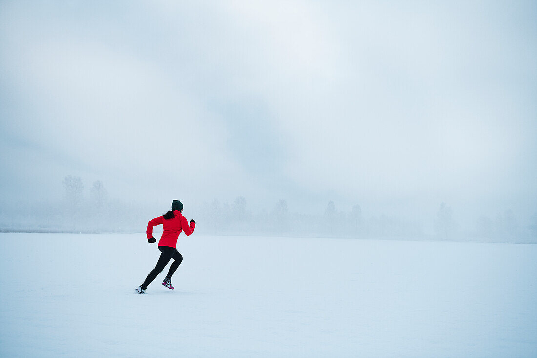 Frau joggt im Winter