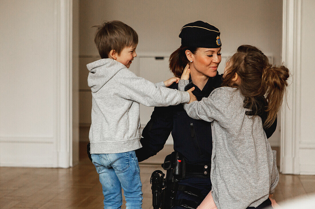 Polizistin mit Kindern