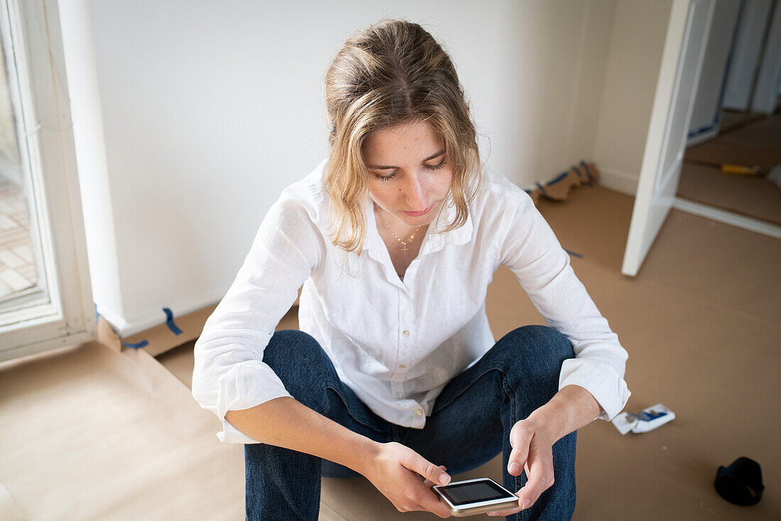 Frau benutzt Mobiltelefon