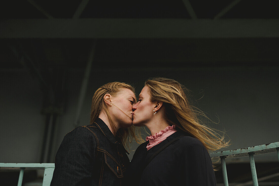 Frauen, die sich küssen